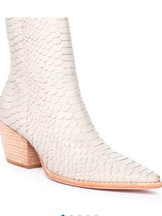 Matisse Shoes - Matisse CATY Embossed Ivory Ankle Bootie size 8